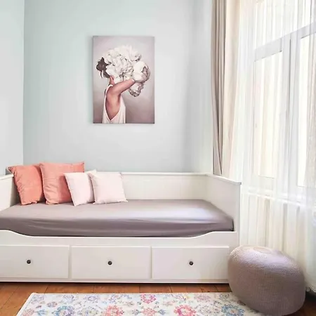 Modern&old Style Flat In The Center Of Cihangir